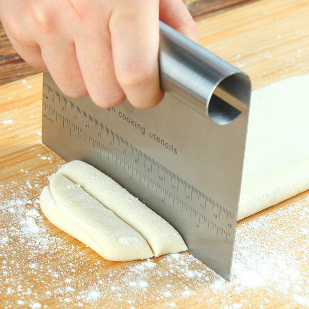 Spatule à pâtisserie en acier inoxydable avec échelle, grattoir à pâte à pizza, outils de décoration de gâteaux fondants, accessoires de cuisine, pâte à gâteau, outil de farine à pizza en acier inoxydable, coupe-pâte, grattoir